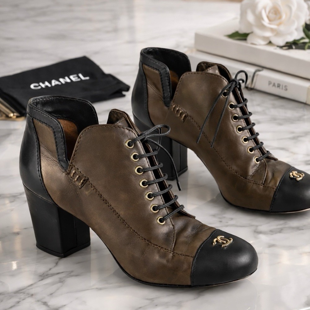 Chanel G26464 Lace Up Ankle Boots CC Cap Toe Brown Black Leather 2009 36.5 Rare